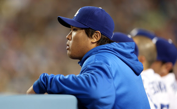26일 오후(현지시간) LA다저스 스타디움에서 열린 다저스와 신시내티 레즈와의 경기에서 류현진이 더그아웃에서 경기를 유심히 지켜보고 있다. 류현진은 27일 경기(현지시간) 선발투수로 예정돼 있다.  연합뉴스