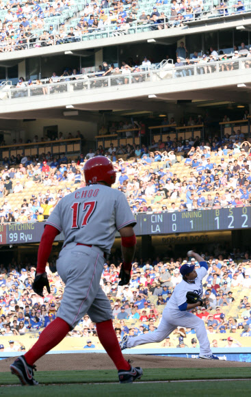 27일 오후(현지시간) LA다저스 스타디움에서 열린 LA다저스와 신시내티 레즈의 경기에서 다저스 선발투수 류현진이 힘차게 볼을 던지고 있다. 류현진에게 볼넷을 얻어 나간 신시내티 1번타자 추신수가 3루까지 진루, 류현진의 투구를 보며 리드하고 있다. 연합뉴스