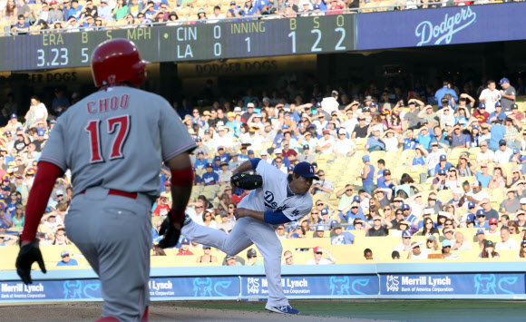 27일 오후(현지시간) LA다저스 스타디움에서 열린 LA다저스와 신시내티 레즈의 경기에서 다저스 선발투수 류현진이 힘차게 볼을 던지고 있다. 류현진에게 볼넷을 얻어 나간 신시내티 1번타자 추신수가 3루까지 진루, 류현진의 투구를 보며 리드하고 있다. 연합뉴스