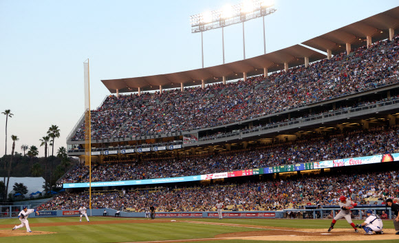 27일 오후(현지시간) LA다저스 스타디움에서 열린 LA다저스와 신시내티 레즈의 경기에서 다저스 선발투수 ‘LA몬스터’ 류현진이 6회초 힘차게 볼을 던지고 있다. 타석에는 ‘추추트레인’ 추신수가 류현진의 공을 노리고 있다. 연합뉴스