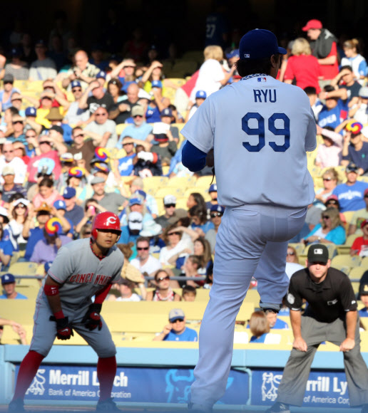 27일 오후(현지시간) LA다저스 스타디움에서 열린 LA다저스와 신시내티 레즈의 경기에서 다저스 선발투수 류현진이 힘차게 볼을 던지고 있다. 류현진에게 1회초 볼넷을 얻어 나간 신시내티 1번타자 추신수가 1루에서 류현진의 투구를 보며 리드하고 있다. 연합뉴스