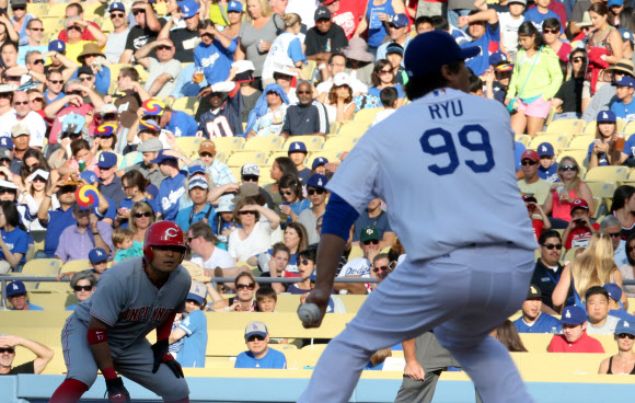 27일 오후(현지시간) LA다저스 스타디움에서 열린 LA다저스와 신시내티 레즈의 경기에서 다저스 선발투수 류현진이 힘차게 볼을 던지고 있다. 류현진에게 1회초 볼넷을 얻어 나간 신시내티 1번타자 추신수가 1루에서 류현진의 투구를 보며 리드하고 있다. 연합뉴스