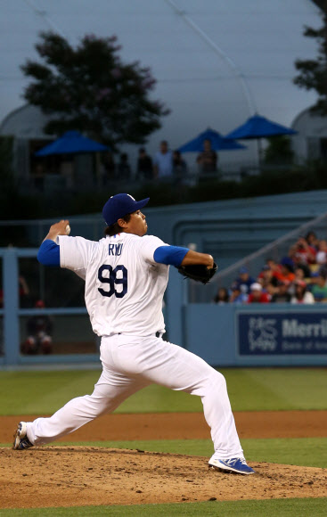 27일 오후(현지시간) LA다저스 스타디움에서 열린 LA다저스와 신시내티 레즈의 경기에서 다저스 선발투수 류현진이 힘차게 볼을 던지고 있다. 연합뉴스