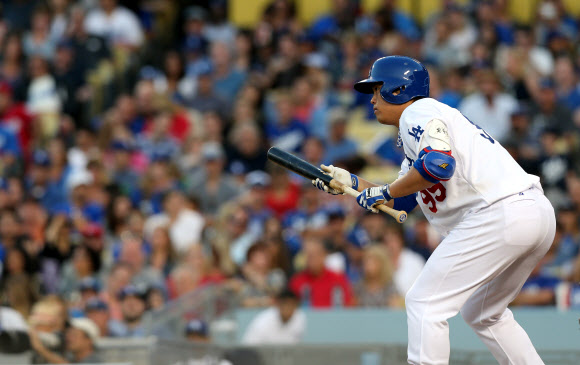 27일 오후(현지시간) LA다저스 스타디움에서 열린 LA다저스와 신시내티 레즈의 경기에서 다저스 선발투수 류현진이 5회말 무사 1루에서 희생번트를 하고 있다. 연합뉴스