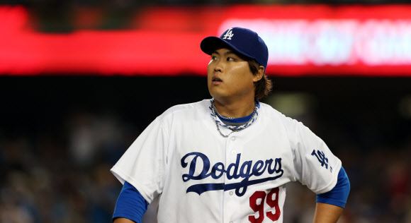 27일 오후(현지시간) LA다저스 스타디움에서 열린 LA다저스와 신시내티 레즈의 경기에서 다저스 선발투수 류현진이 7회말 수비를 끝내고 더그아웃으로 들어오며 전광판을 보고 있다. 7이닝, 1실점, 2피안타, 1볼넷, 9탈삼진. 연합뉴스