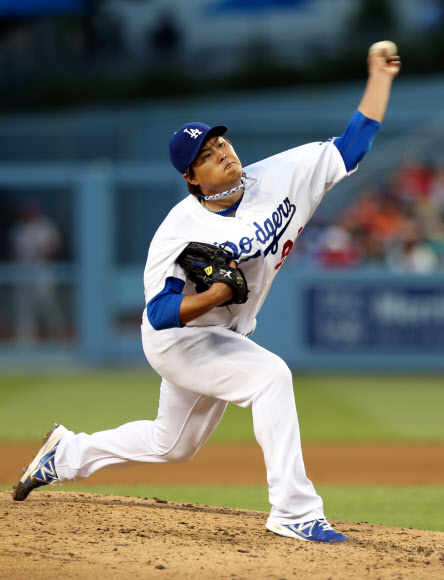역투, 역투, 류현진! 27일 오후(현지시간) LA다저스 스타디움에서 열린 LA다저스와 신시내티 레즈의 경기에서 다저스 선발투수 류현진이 힘차게 볼을 던지고 있다. 연합뉴스