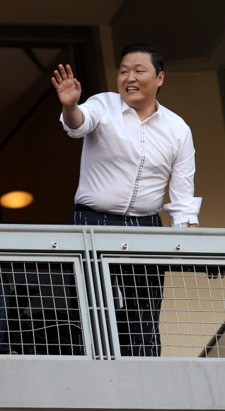 27일 오후(현지시간) LA다저스 스타디움에서 열린 LA다저스와 신시내티 레즈의 경기에서 관중석에 월드스타 가수 싸이가 등장, 관중들에게 인사하고 있다. 연합뉴스