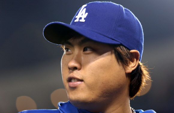 27일 오후(현지시간) LA다저스 스타디움에서 열린 LA다저스와 신시내티 레즈와의 경기에서 선발투수로 등판해 승리하며 9승을 달성한 류현진이 밝은 표정으로 경기장을 나서고 있다. 연합뉴스