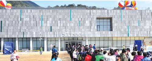 관람객들이 줄을 선 대장경천년관의 모습.<br>대장경세계문화축전 조직위원회 제공