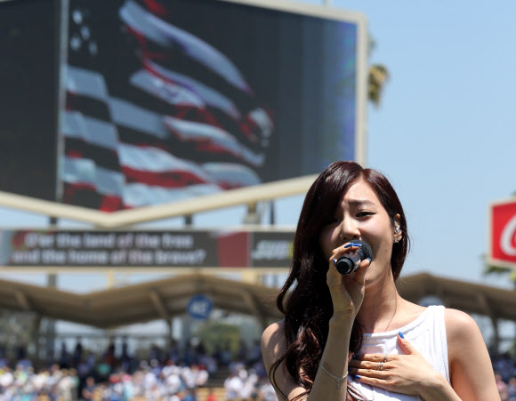 미국국가 열창하는 티파니