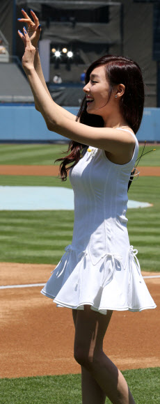 28일 오후(현지시간) LA다저스 스타디움에서 열린 LA다저스와 신시내티 레즈의 경기에 앞서 한국관광공사 주최로 열린 ‘코리아데이’ 행사에서 소녀시대 티파니가 관중들에게 소개받으며 좋아하고 있다. 연합뉴스