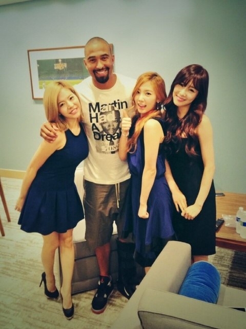 써니, 맷 켐프, 태연, 티파니(왼쪽부터)가 다정하게 사진을 찍고 있다. 써니, 태연, 티파니는 코리안데이를 맞아 29일 오전 다저스타디움에 등장해 여러 이벤트를 진행했다. <br>SM 글로벌 트위터