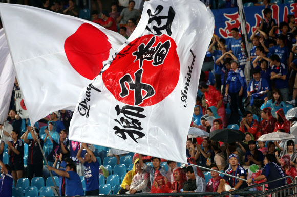 깃발 흔드는 일본 응원단