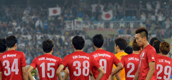 28일 오후 서울 잠실주경기장에서 열린 일본과의 아시안컴 마지막 경기에서 한국이 경기에 패하고 일본응원석을 아쉬운 듯 바라보고 있다. 박지환 popocar@seoul.co.kr