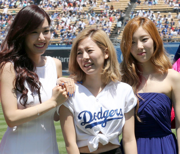 28일 오후(현지시간) LA다저스 스타디움에서 열린 LA다저스와 신시내티 레즈의 경기에 앞서 한국관광공사 주최로 열린 ‘코리아데이’ 행사에서 소녀시대 티파니(왼쪽부터), 써니, 태연이 즐거운 표정을 짓고 있다.  연합뉴스