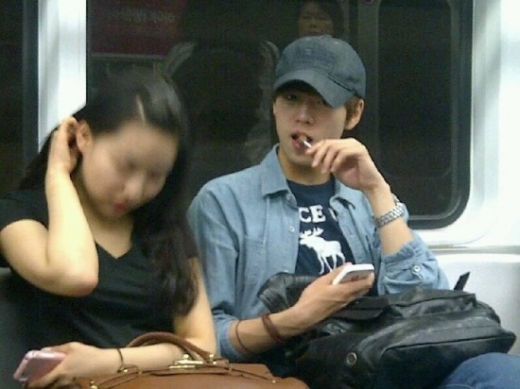 배우 이현우가 지하철에서 포착돼 눈길을 끌고 있다.<br>온라인 커뮤니티