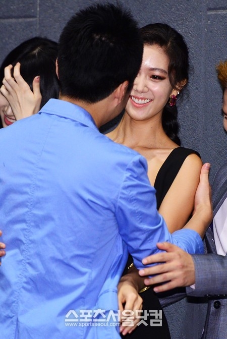 MBC에브리원 새 시트콤 ‘무작정 패밀리3’ 제작발표회가 30일 오후 서울 CGV여의도점에서 열린 가운데 개그맨 장동민(왼쪽)이 배우 클라라에게 기습 키스를 시도하고 있다. / 배정한 기자