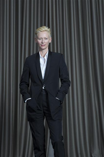 영화 ‘케빈에 대하여’, ‘아이 엠 러브’의 틸다 스윈튼은 지난해 미국 타임지가 꼽은 세계에서 가장 영향력 있는 100인 중 하나다. 봉준호 감독의 작품이라면 전화 한 통에 달려오겠다는 그는 “어딘가 광대 같고, 미치광이처럼 보이는 지도자의 모습을 표현하려 했다”고 말했다.<br>앤드크레딧 제공