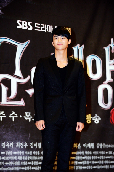 ‘주군의 태양’제작발표회에 참석한 배우 서인국이 포즈를 취하고 있다. 손진호 기자 nasturu@seoul.co.kr