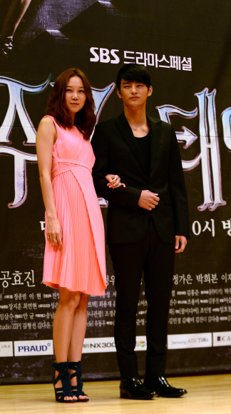 ‘주군의 태양’제작발표회에 참석한 배우 서인국, 공효진이 포즈를 취하고 있다. 손진호 기자 nasturu@seoul.co.kr