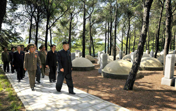 김정은, 중국군 전사자 묘역 참배