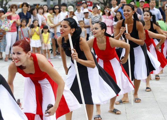‘2013 쿠바문화예술축제’에 참가하는 아나바 꼼빠스 댄스 단원들이 1일 서울 광화문광장에서 시민들에게 축제를 알리는 홍보 공연을 선보이고 있다.  외교부와 한국국제교류재단이 공동 주최하는 쿠바문화예술축제는 2-9일까지 서울, 평창, 대구 등에서  ‘카리브의 열정, 쿠바를 즐겨라’는 주제로 열린다. 연합뉴스