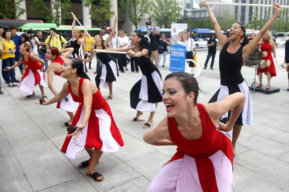 ‘2013 쿠바문화예술축제’에 참가하는 아나바 꼼빠스 댄스 단원들이 1일 서울 광화문광장에서 시민들에게 축제를 알리는 홍보 공연을 선보이고 있다.  외교부와 한국국제교류재단이 공동 주최하는 쿠바문화예술축제는 2-9일까지 서울, 평창, 대구 등에서  ‘카리브의 열정, 쿠바를 즐겨라’는 주제로 열린다. 연합뉴스