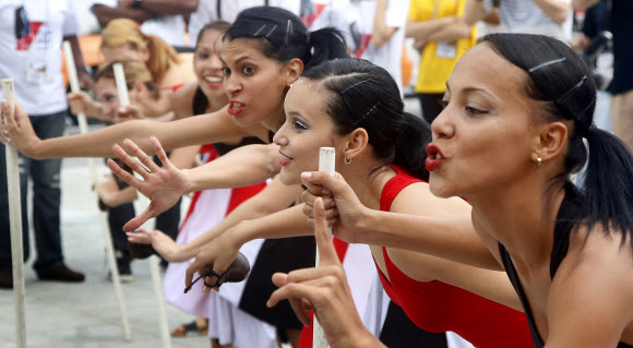 ‘2013 쿠바문화예술축제’에 참가하는 아나바 꼼빠스 댄스 단원들이 1일 서울 광화문광장에서 시민들에게 축제를 알리는 홍보 공연을 선보이고 있다.  외교부와 한국국제교류재단이 공동 주최하는 쿠바문화예술축제는 2-9일까지 서울, 평창, 대구 등에서  ‘카리브의 열정, 쿠바를 즐겨라’는 주제로 열린다. 연합뉴스