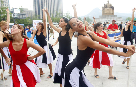 ‘2013 쿠바문화예술축제’에 참가하는 아나바 꼼빠스 댄스 단원들이 1일 서울 광화문광장에서 시민들에게 축제를 알리는 홍보 공연을 선보이고 있다.  외교부와 한국국제교류재단이 공동 주최하는 쿠바문화예술축제는 2-9일까지 서울, 평창, 대구 등에서  ‘카리브의 열정, 쿠바를 즐겨라’는 주제로 열린다. 연합뉴스