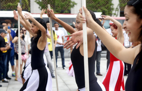 ‘2013 쿠바문화예술축제’에 참가하는 아나바 꼼빠스 댄스 단원들이 1일 서울 광화문광장에서 시민들에게 축제를 알리는 홍보 공연을 선보이고 있다.  외교부와 한국국제교류재단이 공동 주최하는 쿠바문화예술축제는 2-9일까지 서울, 평창, 대구 등에서  ‘카리브의 열정, 쿠바를 즐겨라’는 주제로 열린다. 연합뉴스
