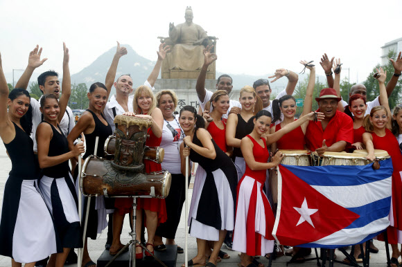 ‘2013 쿠바문화예술축제’에 참가하는 아나바 꼼빠스 댄스 단원들이 1일 서울 광화문광장에서 시민들에게 축제를 알리는 홍보 공연을 선보이고 있다.  외교부와 한국국제교류재단이 공동 주최하는 쿠바문화예술축제는 2-9일까지 서울, 평창, 대구 등에서  ‘카리브의 열정, 쿠바를 즐겨라’는 주제로 열린다. 연합뉴스