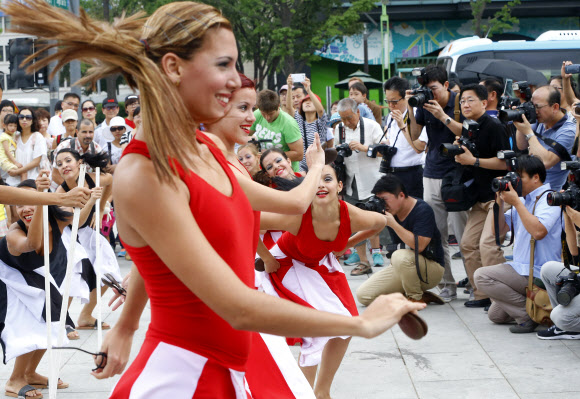 ‘2013 쿠바문화예술축제’에 참가하는 아나바 꼼빠스 댄스 단원들이 1일 서울 광화문광장에서 시민들에게 축제를 알리는 홍보 공연을 선보이고 있다.  외교부와 한국국제교류재단이 공동 주최하는 쿠바문화예술축제는 2-9일까지 서울, 평창, 대구 등에서  ‘카리브의 열정, 쿠바를 즐겨라’는 주제로 열린다. 연합뉴스
