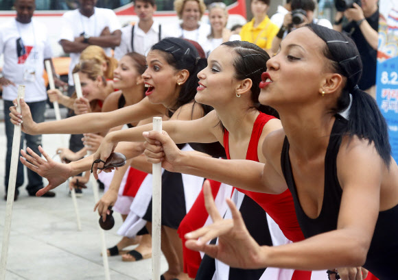‘2013 쿠바문화예술축제’에 참가하는 아나바 꼼빠스 댄스 단원들이 1일 서울 광화문광장에서 시민들에게 축제를 알리는 홍보 공연을 선보이고 있다.  외교부와 한국국제교류재단이 공동 주최하는 쿠바문화예술축제는 2-9일까지 서울, 평창, 대구 등에서  ‘카리브의 열정, 쿠바를 즐겨라’는 주제로 열린다. 연합뉴스