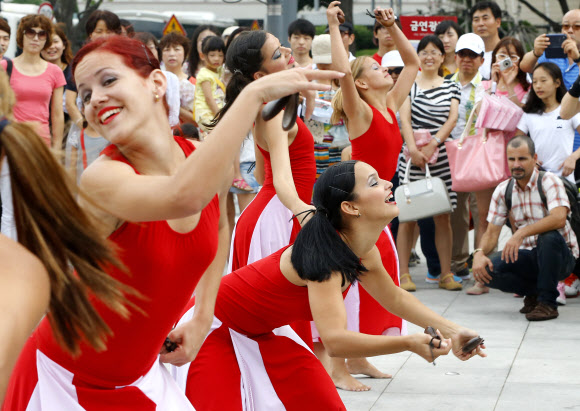 ‘2013 쿠바문화예술축제’에 참가하는 아나바 꼼빠스 댄스 단원들이 1일 서울 광화문광장에서 시민들에게 축제를 알리는 홍보 공연을 선보이고 있다.  외교부와 한국국제교류재단이 공동 주최하는 쿠바문화예술축제는 2-9일까지 서울, 평창, 대구 등에서  ‘카리브의 열정, 쿠바를 즐겨라’는 주제로 열린다. 연합뉴스