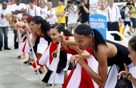 ‘2013 쿠바문화예술축제’에 참가하는 아나바 꼼빠스 댄스 단원들이 1일 서울 광화문광장에서 시민들에게 축제를 알리는 홍보 공연을 선보이고 있다.  외교부와 한국국제교류재단이 공동 주최하는 쿠바문화예술축제는 2-9일까지 서울, 평창, 대구 등에서  ‘카리브의 열정, 쿠바를 즐겨라’는 주제로 열린다. 연합뉴스