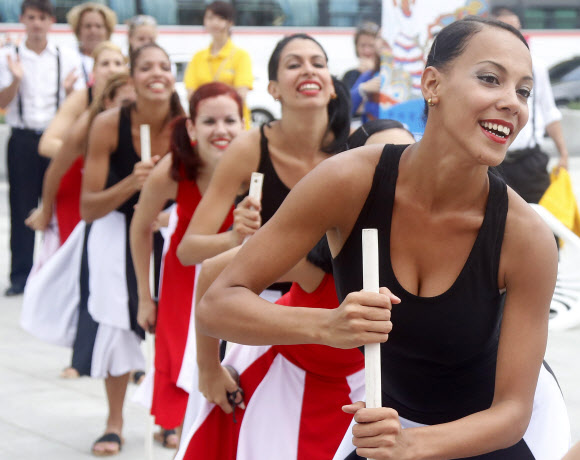 ‘2013 쿠바문화예술축제’에 참가하는 아나바 꼼빠스 댄스 단원들이 1일 서울 광화문광장에서 시민들에게 축제를 알리는 홍보 공연을 선보이고 있다.  외교부와 한국국제교류재단이 공동 주최하는 쿠바문화예술축제는 2-9일까지 서울, 평창, 대구 등에서  ‘카리브의 열정, 쿠바를 즐겨라’는 주제로 열린다. 연합뉴스