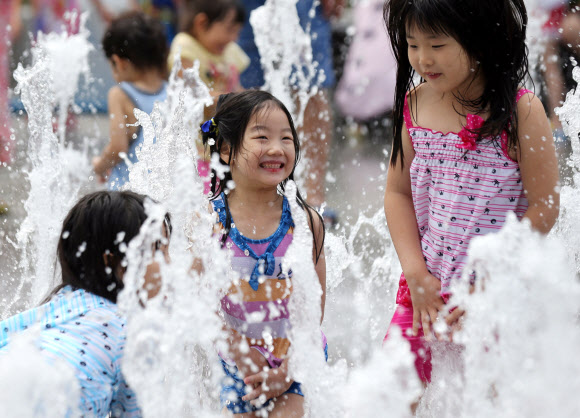 서울의 최고기온이 32도를 기록한 1일 오후 서울 광화문광장에서 아이들이 물놀이를 하고 있다. 연합뉴스