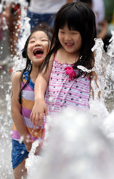 서울의 최고기온이 32도를 기록한 1일 오후 서울 광화문광장에서 아이들이 물놀이를 하고 있다. 연합뉴스