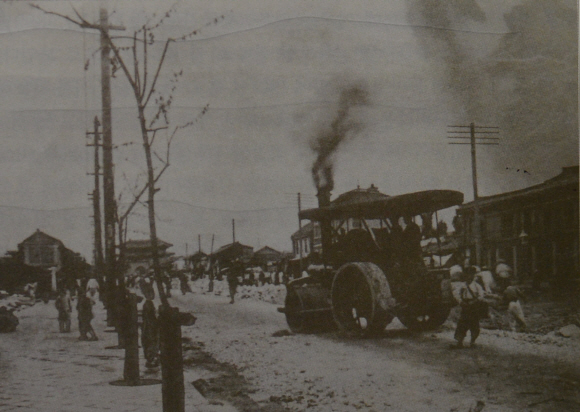 매일신보 1913년 8월 22일 자에 실린 태평로 확장 공사 사진.  서울시사편찬위원회 제공
