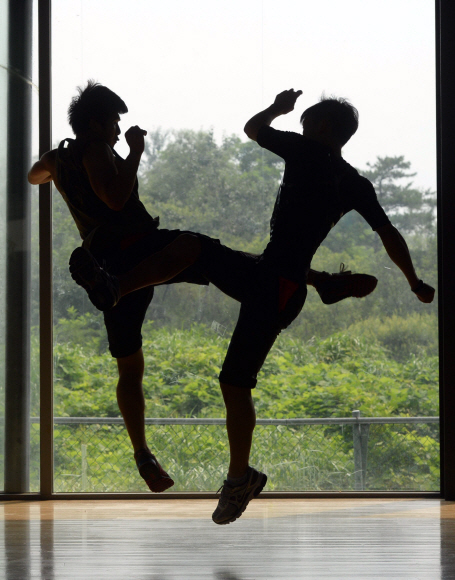 서울액션스쿨 소속 스턴트맨들이 일명 ‘다치마와리’라 불리는 격투 신을 연습하고 있다. 전문적인 스턴트맨이 되기 위해 교육생들은 하루도 빠짐없이 고된 훈련을 소화해 내야 한다.