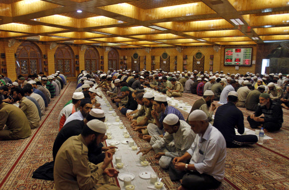 이슬람 지역 최대 성월(聖月)인 라마단이 한창이던 지난달 25일 인도 내 무슬림 지역인 스리난가에서 이슬람 교도들이 낮 시간 동안 단식을 끝내고 다 함께 모여 저녁식사를 하고 있다. 스리난가(인도) AP 연합뉴스