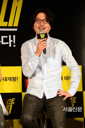 영화 ‘아티스트 봉만대’ 의 제작보고회가 6일 서울 동대문 메가박스에 열렸다. 봉만대 감독이 취재진의 질문에 답하고 있다.<br>손진호기자 nasturu@seoul.co.kr