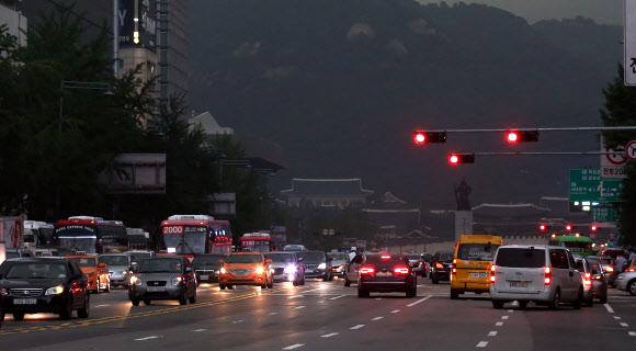 6일 서울광장에서 정오경 바라본 광화문 쪽 하늘이 먹구름으로 덮여 밤같이 어둡다. 연합뉴스