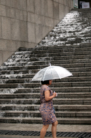 국지성 폭우가 내린 6일 오후 세종문화회관 계단에 빗물이 흐르고 있다. 연합뉴스