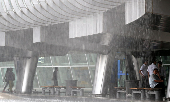 천둥·번개를 동반한 국지성 호우가 내린 6일 인천국제공항에서 시민들이 비를 피하고 있다. 연합뉴스