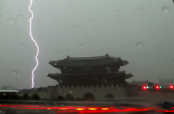 천둥 번개를 동반한 국지성 폭우가 내린 6일 낮 서울 광화문 인근에 폭우와 함께 번개가 내리치고 있다.  연합뉴스