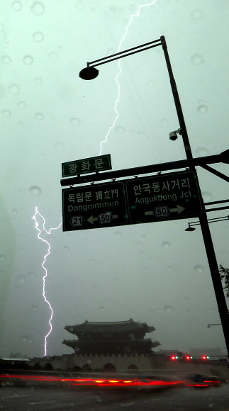 천둥 번개를 동반한 국지성 폭우가 내린 6일 낮 서울 광화문 인근에 폭우와 함께 번개가 내리치고 있다.  연합뉴스
