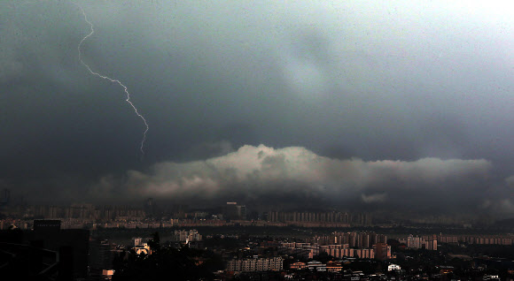 천둥 번개를 동반한 국지성 폭우가 내린 6일 오후 서울 남산에서 바라본 도심에 번개가 내리치고 있다. 연합뉴스