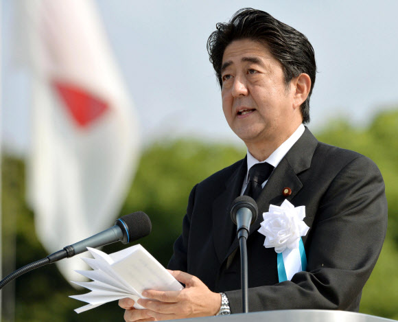 6일 원자 폭탄 투하 68주년 기념식에서 연설을 하고있는 아베 신조 일본 총리. 이날 그는 “일본은 왜 핵무기 폐기 및 불사용 성명에 참여하지 않느냐”는 기자의 질문을 받고 곤혹스러워 했다. 교도 AP 연합뉴스