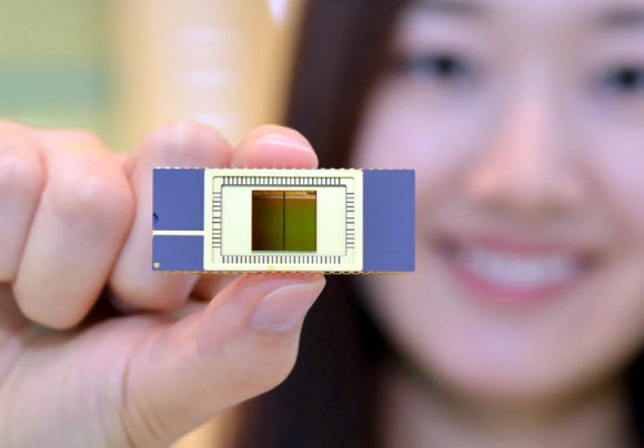6일 삼성전자 홍보도우미가 세계 최초로 반도체 미세화 기술의 한계를 극복한 ‘3차원 수직구조 낸드(3D V-NAND) 플래시 메모리’를 소개하고 있다. 삼성전자 제공